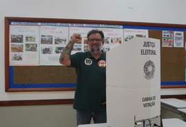 Fleming, único candidato da esquerda ao Senado, vota em Maceió