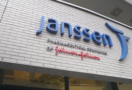 Johnson anuncia testes de fase 3 de candidata a vacina para Covid-19