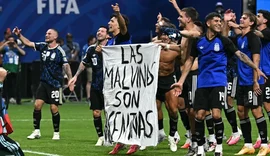 Argentina pode sofrer punição da Fifa após jogadores exibirem faixa sobre as Malvinas