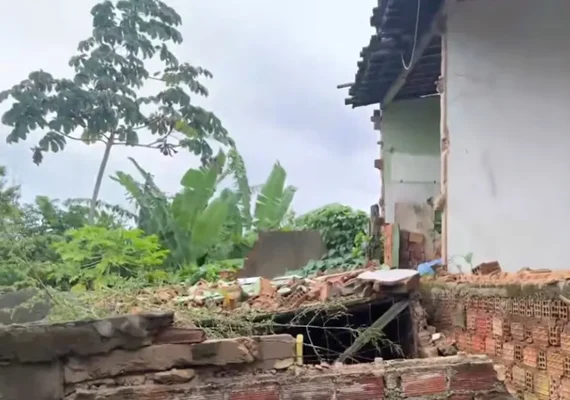 Há 5 anos interditada, casa ameaça desabar sobre vizinhos no Petrópolis após chuvas fortes