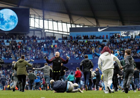 Torcida do City invade campo, fura segurança e festeja título com time