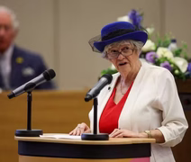 Ex-ministra Ann Widdecombe é encontrada morta em casa; suspeito preso