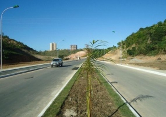 Veículo capota na Avenida Pierre Chalita e deixa duas pessoas feridas