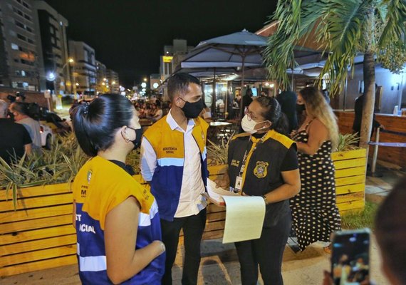 Blitz orienta estabelecimentos da orla de Maceió sobre carnaval
