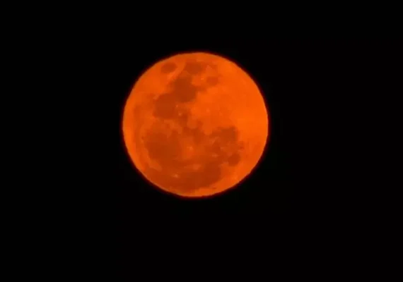 Por que a Lua fica da cor laranja de vez em quando?