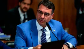 Grupo de Flávio Bolsonaro atua para travar PEC do 6x1 no Senado