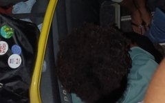 Alunos amontoados nos degraus do transporte escolar.