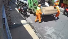 Sofá deixado para secar é recolhido por engano durante coleta de lixo em Maceió