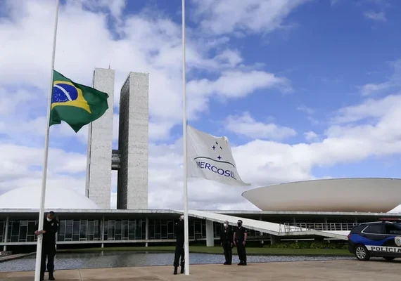Senado aprova isenção de IR para quem ganha até dois salários-mínimos
