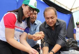 Trabalhadores recebem as sementes para a 5ª Edição do Projeto Barriga Cheia