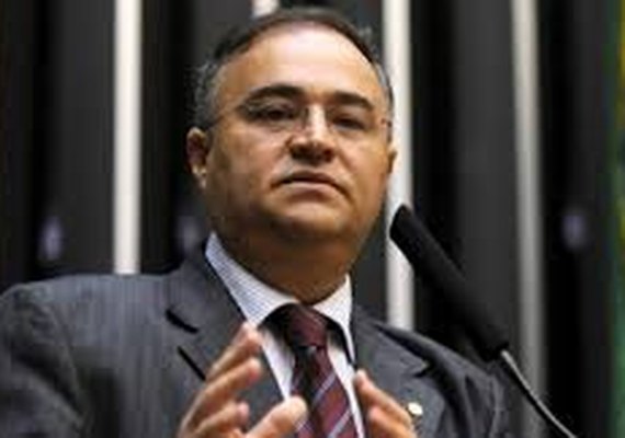 JC, pai de JHC, tenta novo retorno e articula chapa em Alagoas