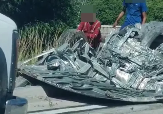 Carreta tomba na BR-101 em Pilar e carga de pneus é saqueada