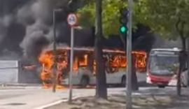 VÍDEO: Ônibus pega fogo e assusta motoristas e pedestres na Avenida Fernandes Lima