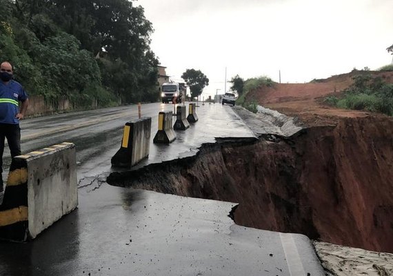 Prefeitura de São Miguel dos Campos se “cala” diante do “buraco de Alagoas”