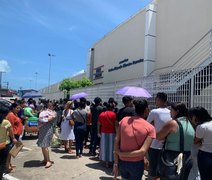 Jovens madrugam na rua para se inscrever em cursos profissionalizantes gratuitos, em Maceió