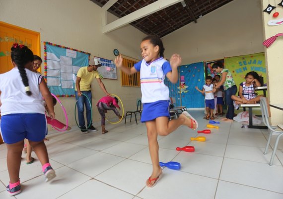 Alunos da rede pública de Maceió receberão auxílio de R$ 100,00