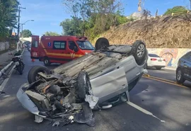 Carro capota após colidir com poste na Leste-Oeste, em Maceió