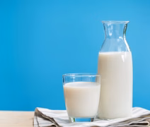 Beber leite todo dia realmente fortalece os ossos? Nutris explicam