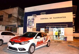 Casal recebe voz de prisão ao serem flagrados com 11 caixas de rufinol e maconha