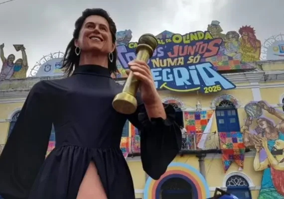Fernanda Torres agradece 'de joelhos' por boneca gigante em Olinda: 'Sem palavras'