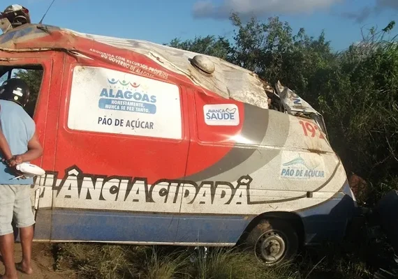 Ambulância fica destruída após ser atingida por caminhão enquanto transportava pacientes