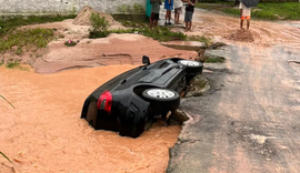 Carro cai de ponte no bairro do Bebedouro, em Maceió