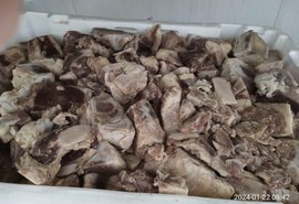 Fiscalização sanitária apreende 700kg de carne estragada em supermercado