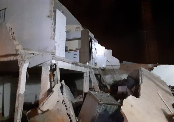 Laje de residência desaba no conjunto Dubeaux Leão, em Maceió