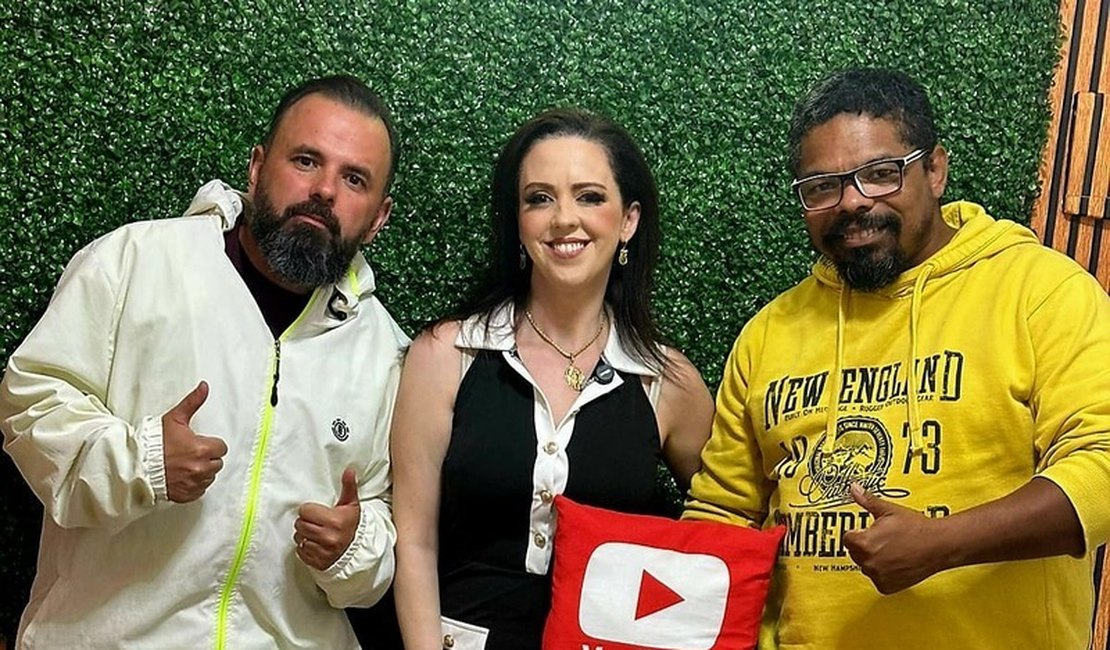 Taróloga e terapeuta holística Natalia Sagrada viraliza ao revelar previsões para 2026 em participação no Podsticando