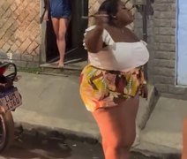 Vídeo: Jojo Todynho tira satisfação e bate em portão de vizinha que falou mal dela
