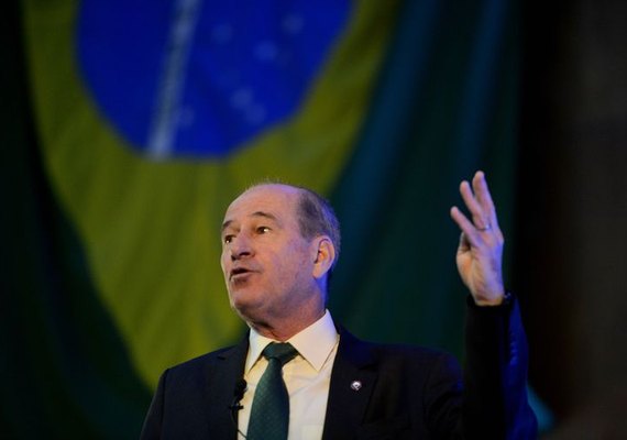 Governo investiga navios que podem ser origem do óleo que polui praias