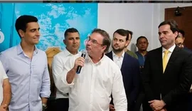 Luciano dá olé em Lira e nos Renans, leva Lucas ao PSDB e fecha com JHC