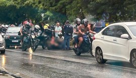 Motociclista cai na Avenida Fernandes Lima e é socorrido com fratura exposta