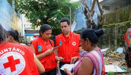 Desabrigados em Maceió recebem cestas básicas e atendimentos médicos