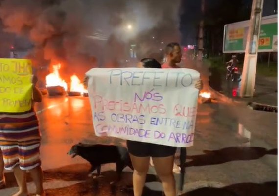 Protesto de moradores da Grota do Arroz fecha trânsito na Gustavo Paiva