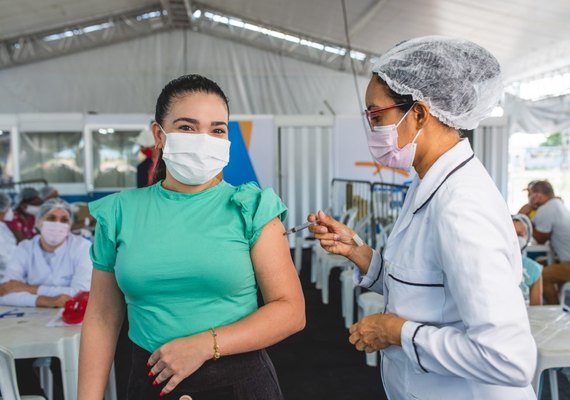 Maceió inicia vacinação contra Covid-19 para pessoas de 24 anos