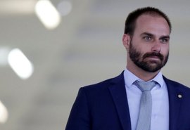 Parlamentares pedem saída de Eduardo Bolsonaro de Comissão