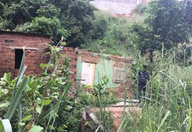 Moradias localizadas em áreas de risco começam a ser demolidas nesta quinta (19)