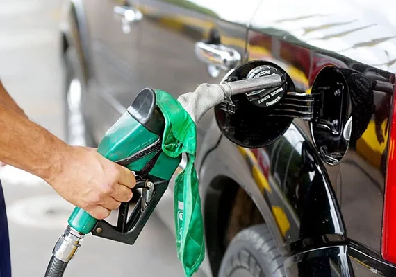 Preços nos postos: Etanol fica estável e gasolina cai na média nacional