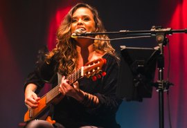 Fernanda Guimarães celebra o amor cantando Djavan em show especial no Theatro Homerinho