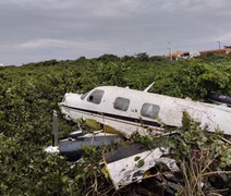 Avião de pequeno porte cai em praia de Navegantes (SC) e deixa dois feridos graves