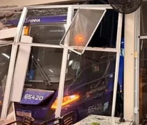 Acidente trágico: ônibus invade salão de restaurante e mata funcionária