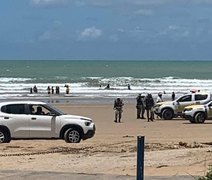 Policiais fiscalizam praia em AL após circulação de veículos ser proibida na faixa de areia