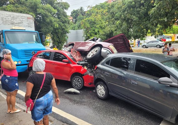 Vídeos: caminhão perde freio em ladeira e causa engavetamento com seis veículos