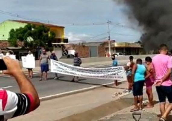 Durante protesto, moradores de Campo Alegre bloqueiam trecho da AL-220