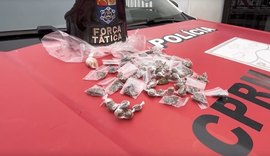 Homem tenta esconder drogas embaixo de mesa e é preso em Maceió