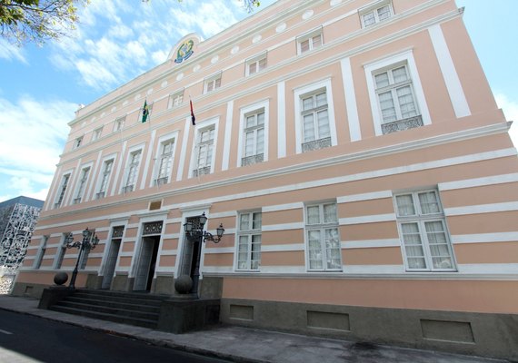 ALE aprova 14º salário para servidores da Educação de Alagoas