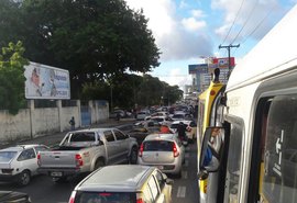 Motoristas fecham Fernandes Lima em protesto ao preço do combustível