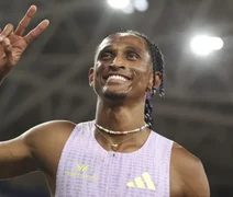 Alison dos Santos quebra recorde mundial dos 400m com barreiras