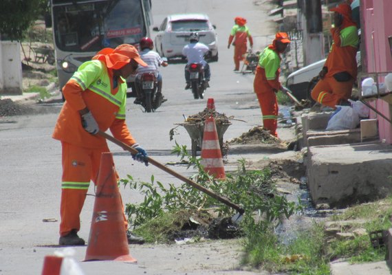 Serviços de limpeza contemplam regiões de Maceió